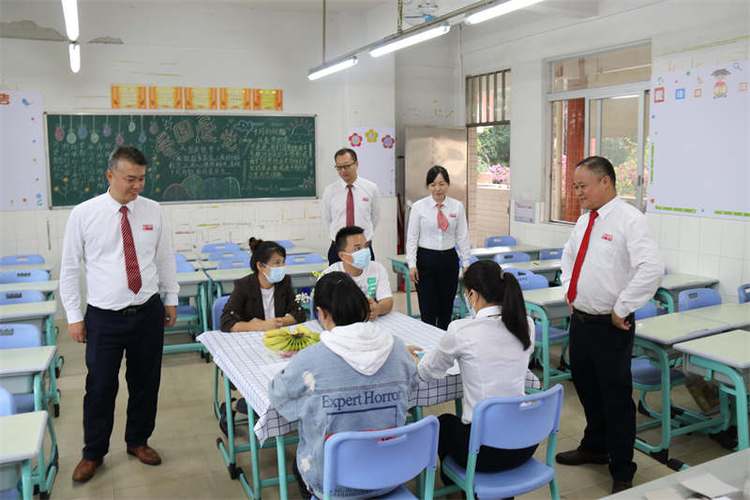 东方村头小学家访面谈会